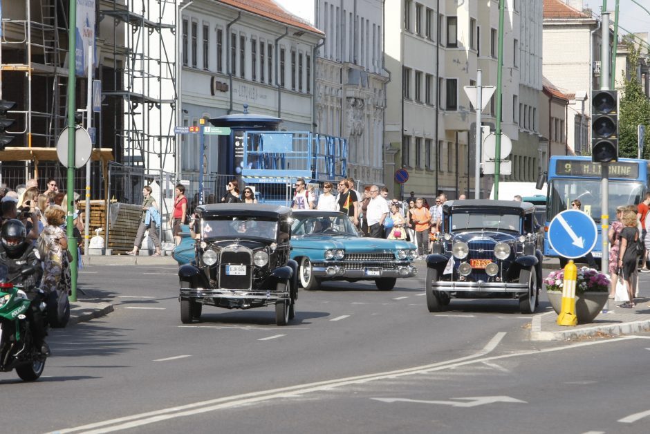 Miesto gatvėse – senovinių automobilių paradas
