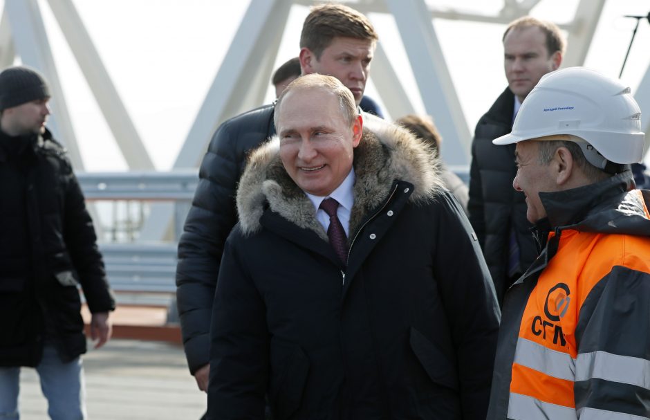 Prieš rinkimus V. Putinas lankosi aneksuotame Kryme