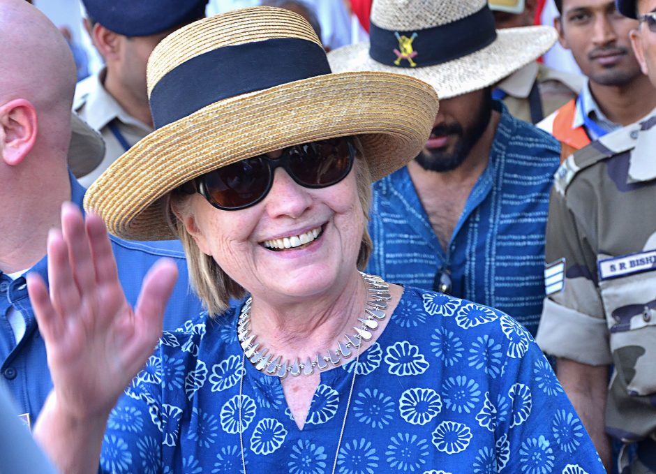 H. Clinton per viešnagę Indijoje skilo rankos kaulas