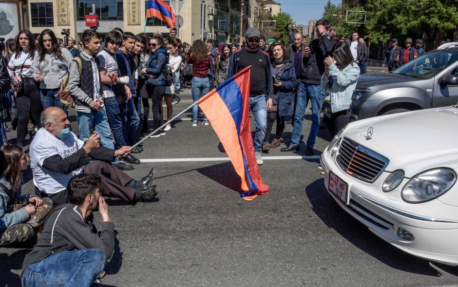 Armėnai protestuoja prieš buvusio šalies lyderio siekį įsitvirtinti valdžioje