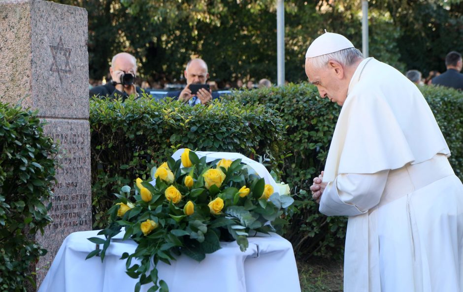 Popiežius Vilniuje pagerbė nacių ir sovietų aukas