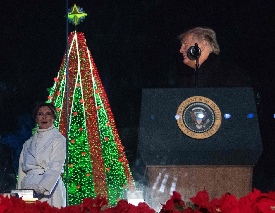 JAV pirmoji pora įžiebė nacionalinę Kalėdų eglę 