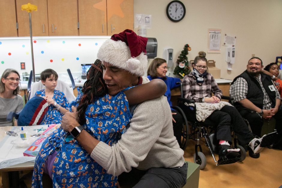 Kalėdų Seneliu persirengęs B. Obama dalijo vaikams dovanas