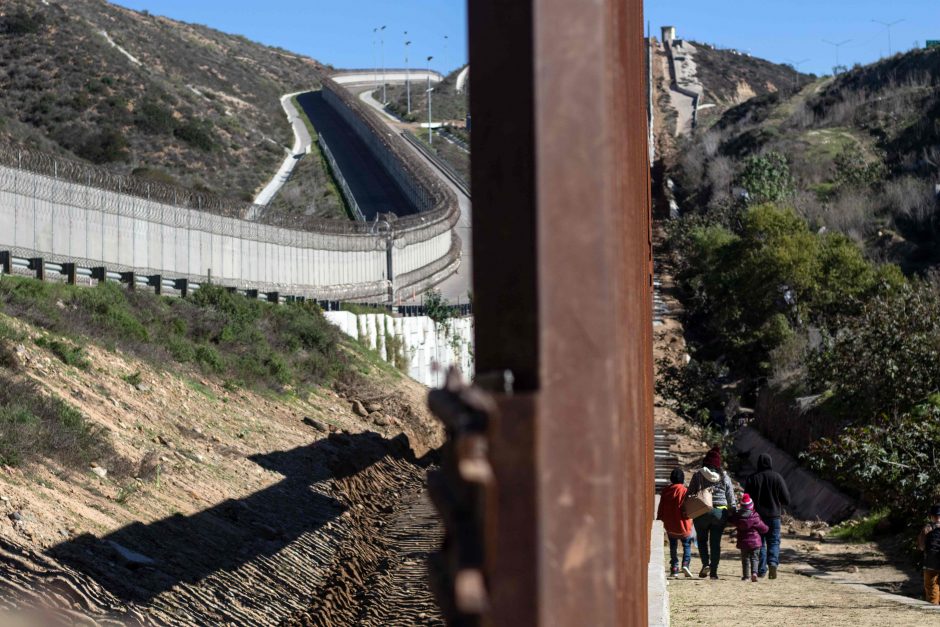 Įtampa tarp JAV ir Meksikos: D. Trumpas galvoja apie plieninę sieną