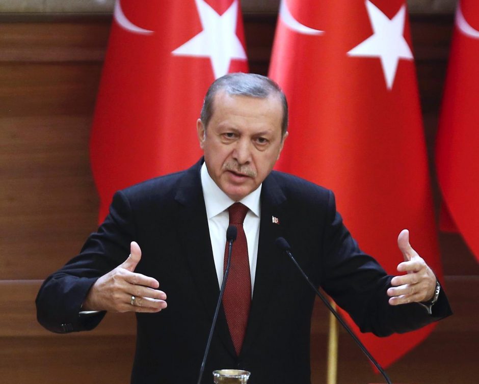 Turkija tęsia masinius valymus po pučo