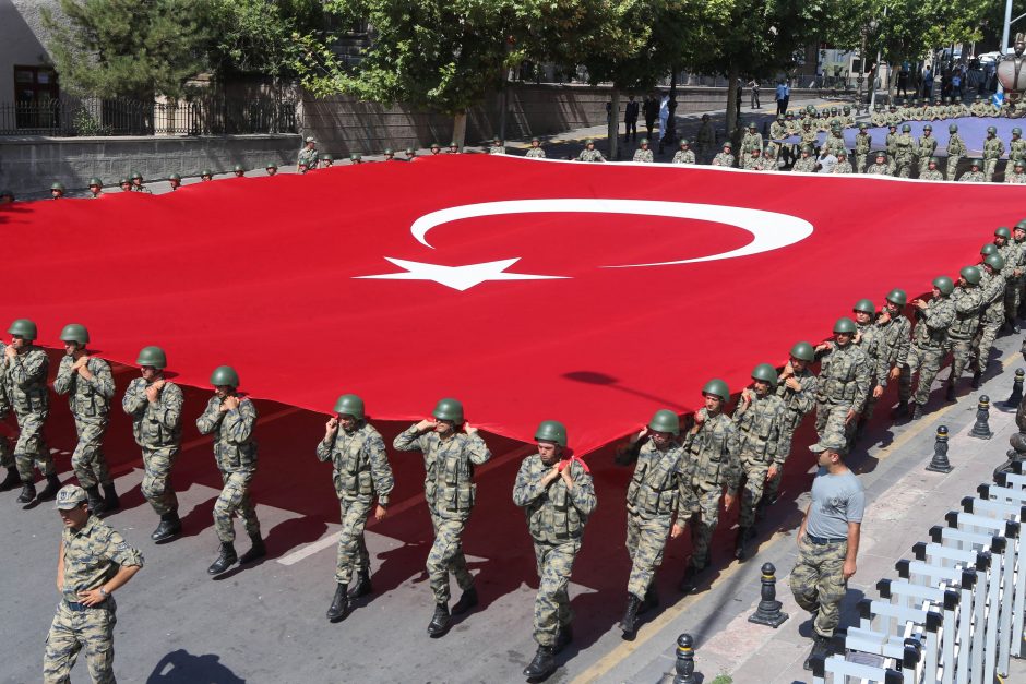 Masiniai atleidimai Turkijoje: darbą prarado 87 žvalgybininkai