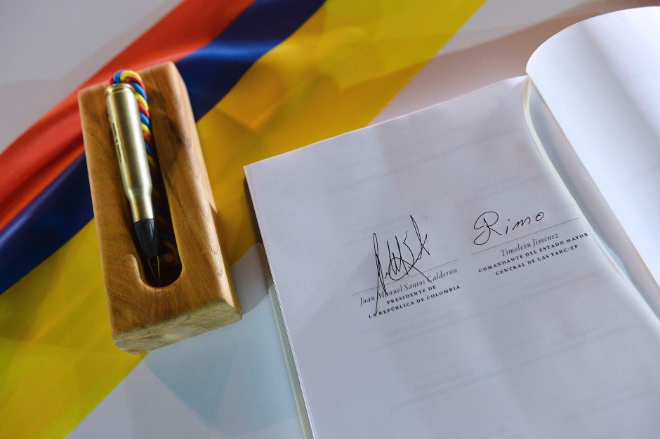 Kolumbijos vyriausybė pasirašė istorinę taikos sutartį su FARC sukilėliais