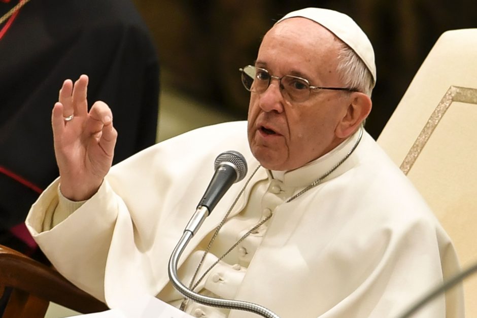 Popiežius kritikuoja grožio, galios ir sėkmės kultą