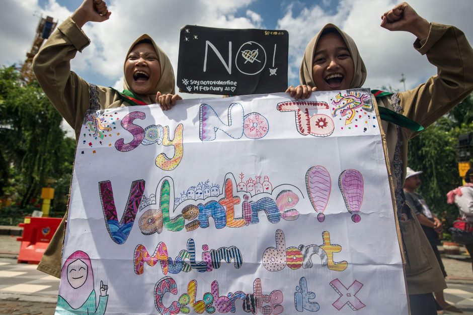 Indonezijos moksleiviai protestavo prieš Valentino dieną