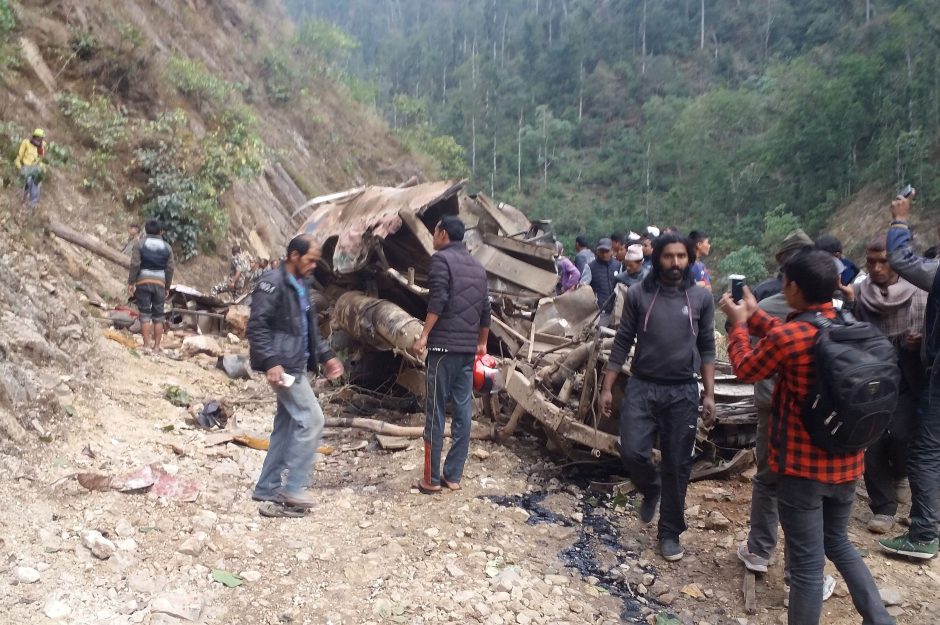Nepale sudužus laidotuvių dalyvių sunkvežimiui žuvo 20 žmonių