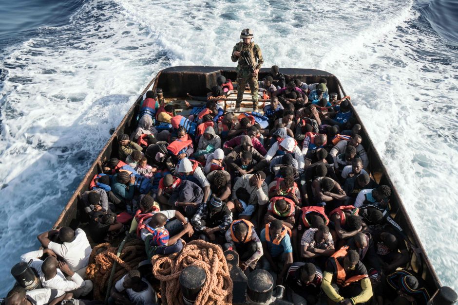 Italija grasina uždaryti uostus migrantus gelbėjančių organizacijų laivams