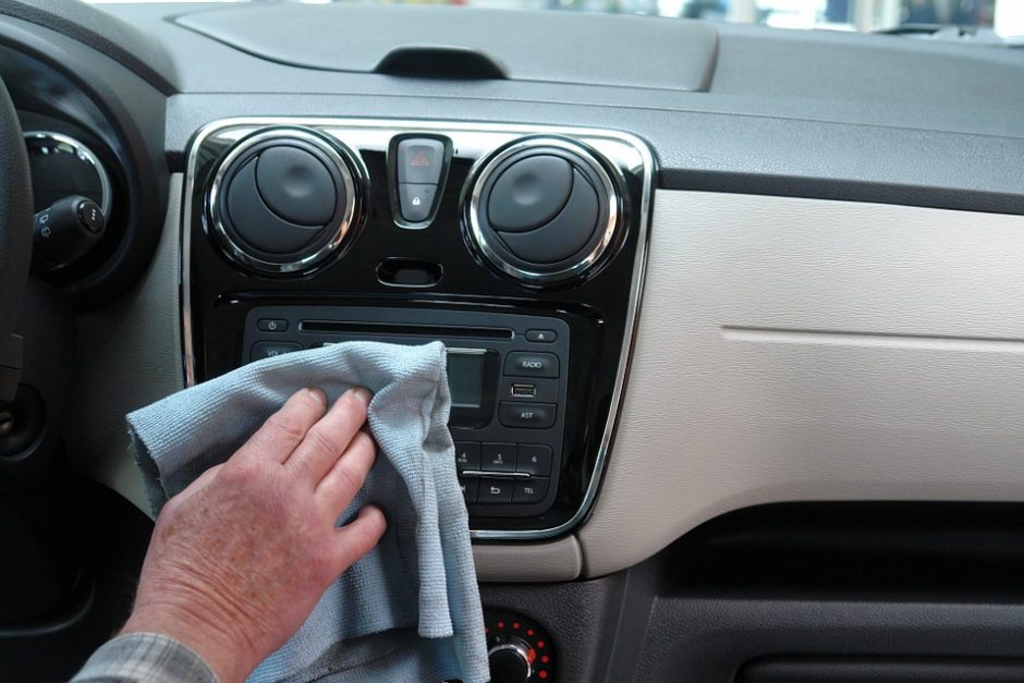 Kaip iš automobilio vidaus panaikinti blogą kvapą ir drėgmę?