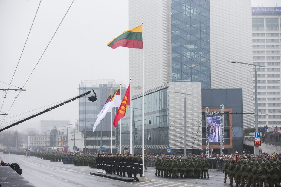 Beveik 2 tūkst. karių žygiavo šimtmetį mininčios kariuomenės parade