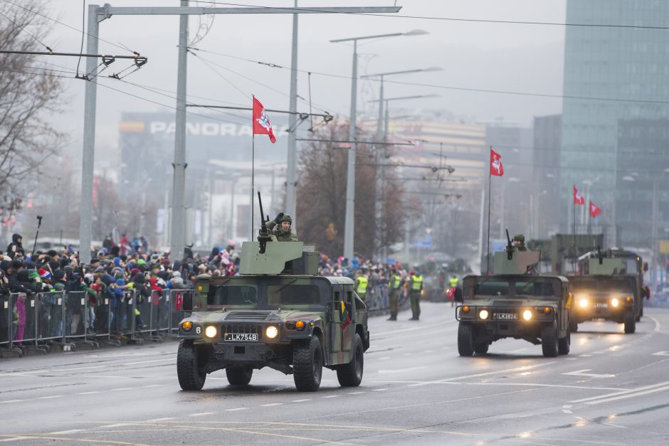 Beveik 2 tūkst. karių žygiavo šimtmetį mininčios kariuomenės parade