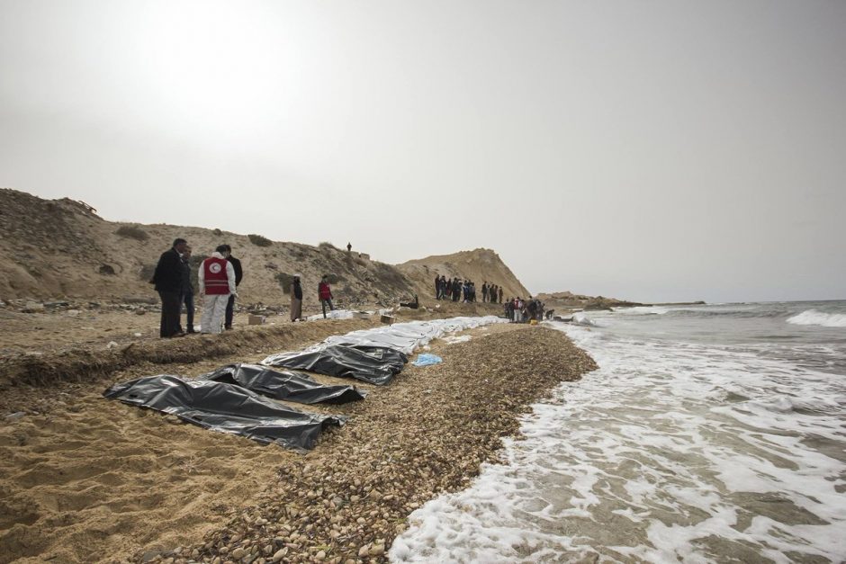 Į Libijos pakrantę išmesti 74 nuskendusių migrantų kūnai