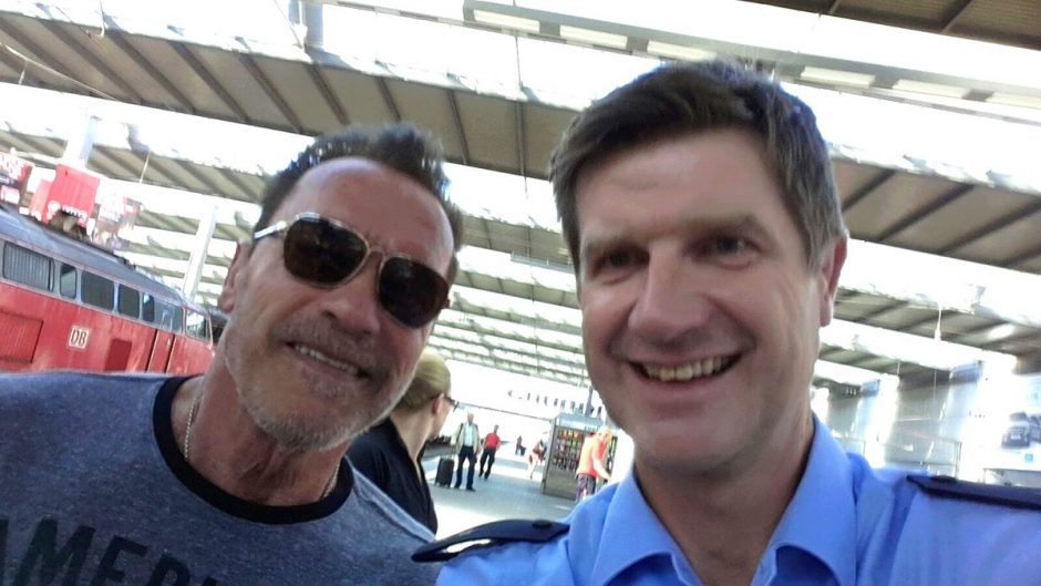A. Schwarzeneggeris Miunchene gavo policijos įspėjimą ir asmenukę