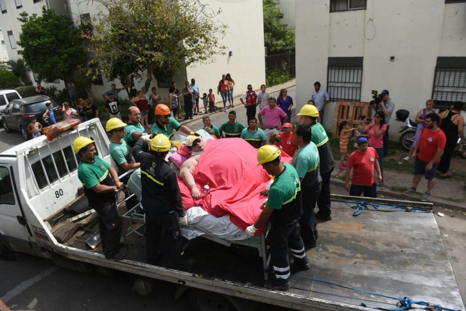 490 kg sverianti moteris į ligoninę išvežta išgriovus namo sieną