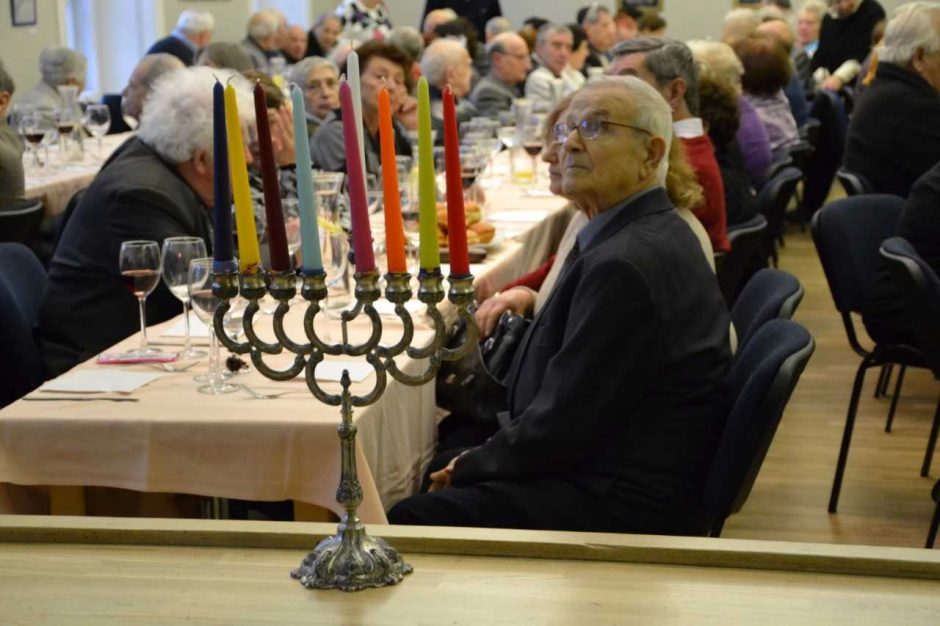 Žydai visame pasaulyje pradeda švęsti Chanuką