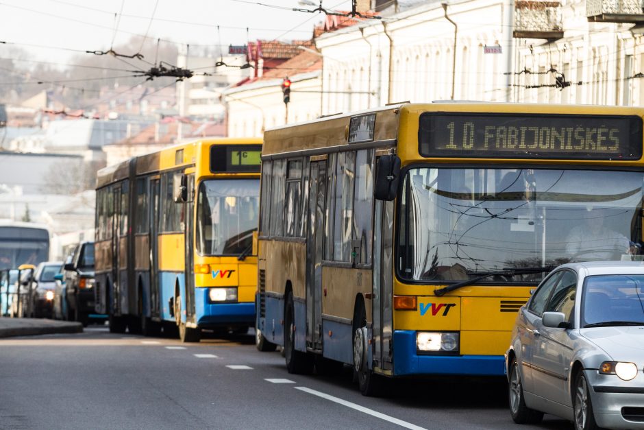 Kodėl Vilniaus autobusai įvairiaspalviai, o Kauno troleibusai tik žali?