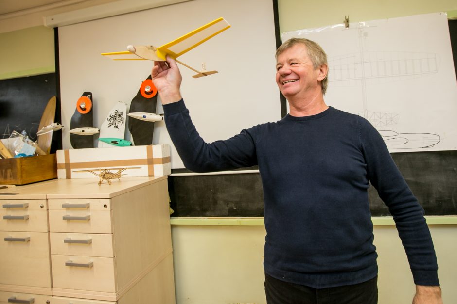 Kauno aviatorių klubo vadovas sparnus skleidžia mokykloje