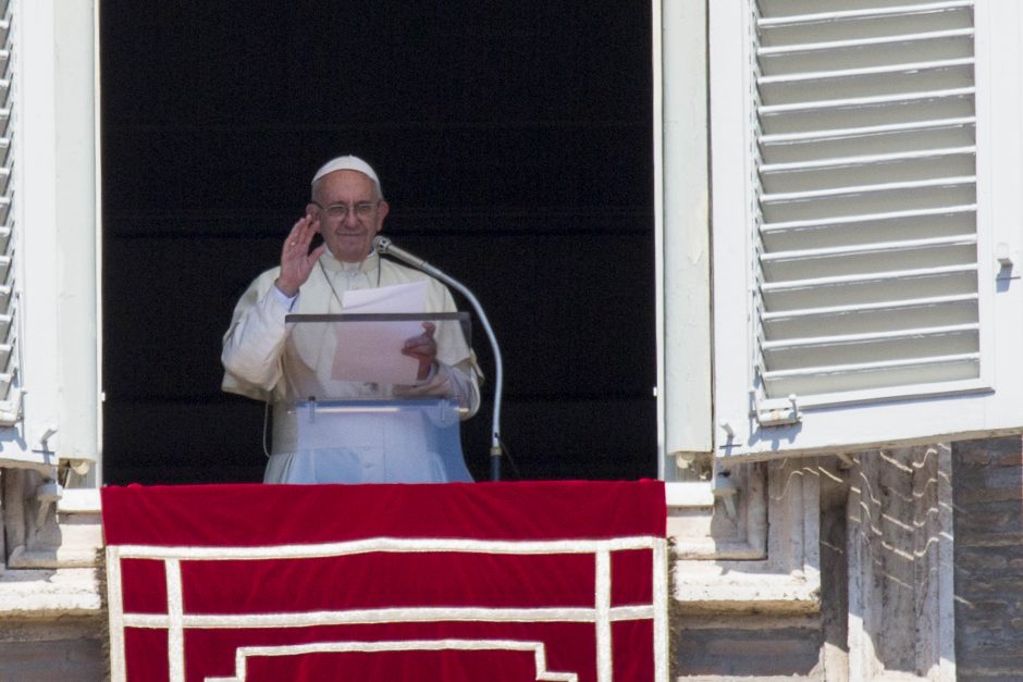 Popiežius ketina aplankyti žemės drebėjimo nusiaubtą regioną Italijoje