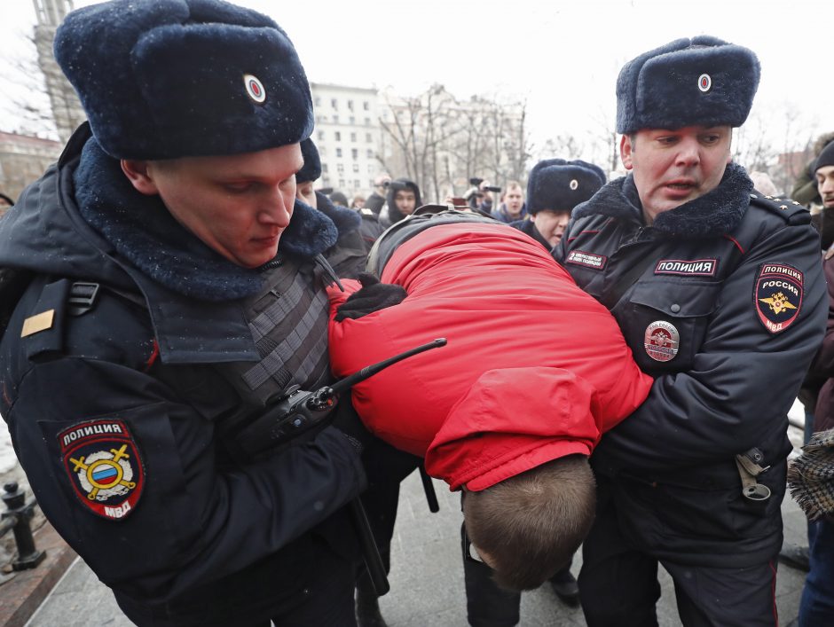 Rusijoje kilo protestai dėl žmogaus teisių aktyvistės sulaikymo