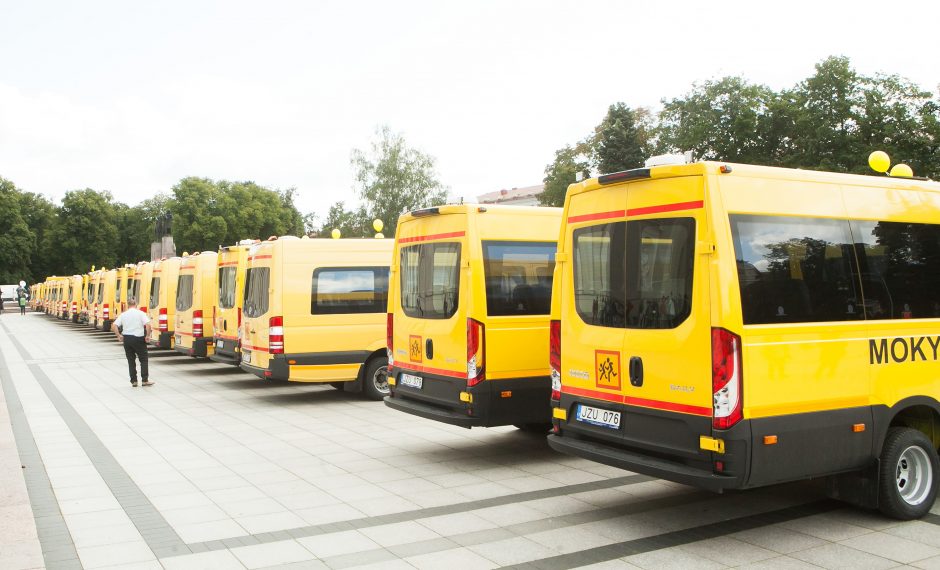 Vyriausybė paskirstė savivaldybėms 141 mokyklinį autobusą