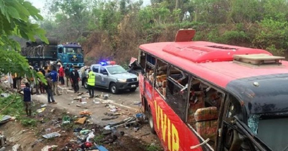 Ganoje susidūrus dviem autobusams žuvo mažiausiai 60 žmonių