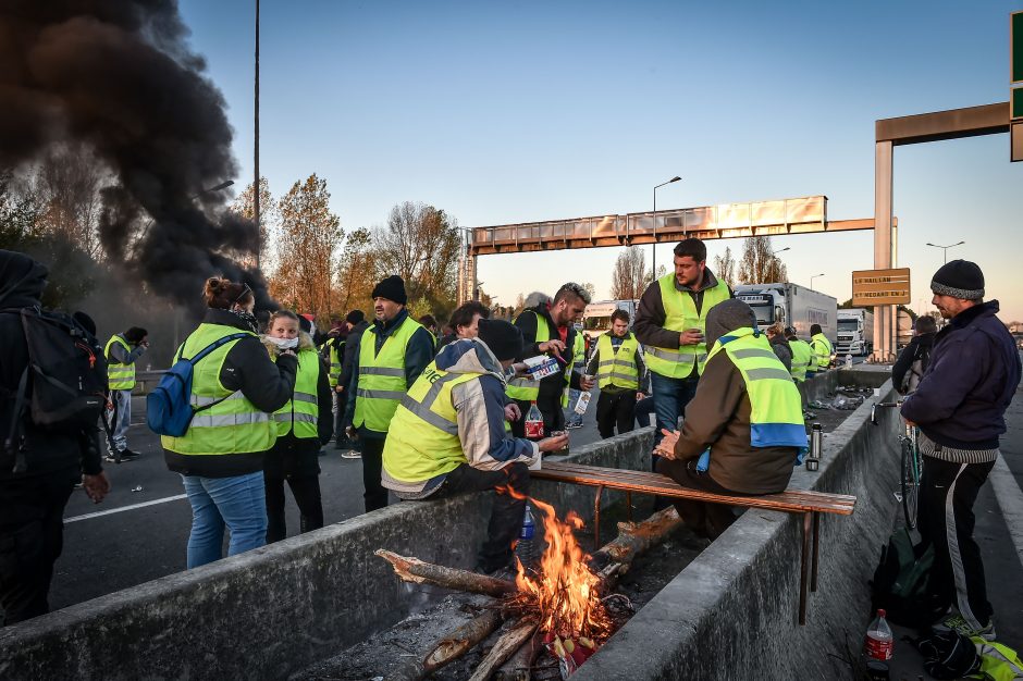 Prancūzijoje tęsiasi „geltonųjų liemenių“ protestai dėl brangių degalų