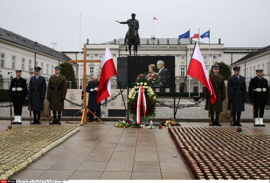 Lenkijoje tęsiama Smolensko katastrofos aukų ekshumacija