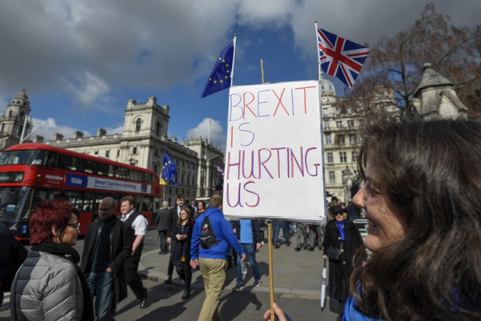Apklausa: keturiems iš dešimties britų „Brexitas“ kelia susirūpinimą ir pyktį