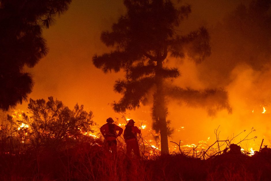 Gaisrai Kalifornijoje privertė evakuotis tūkstančius žmonių, įskaitant garsenybes
