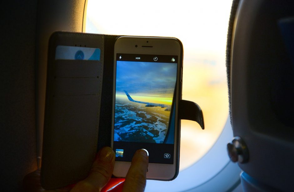 Kas nutiktų, jei visi lėktuvo keleiviai prijungtų savo telefonus krautis?