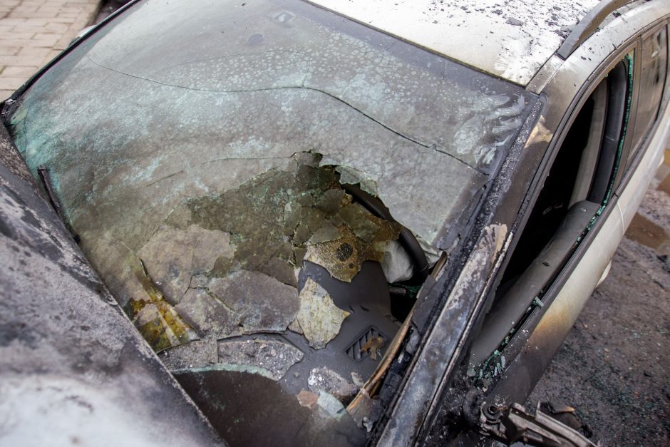 Vilniuje sudegė automobilis: sulaikytas neblaivus įtariamasis