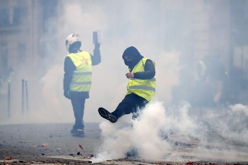 Prancūzijos „geltonosios liemenės“ smerkia prezidento iniciatyvas krizei spręsti