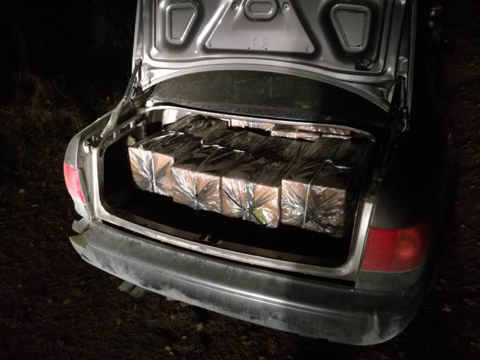 Šalčininkų rajone kontrabandininkai paliko rūkalų prikimštą automobilį 