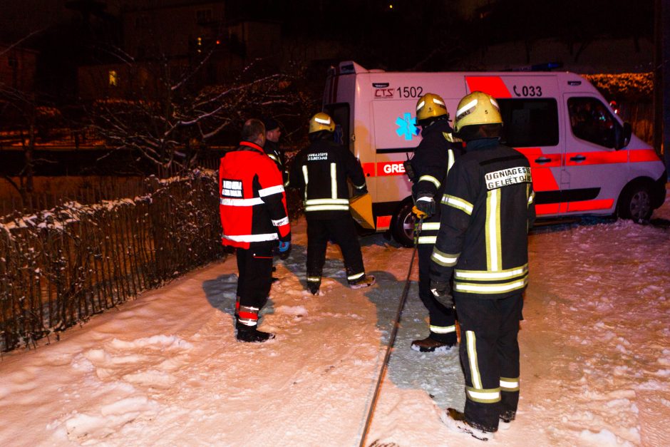 Vilijampolėje ligonį vežusiam medikų automobiliui prireikė ugniagesių pagalbos