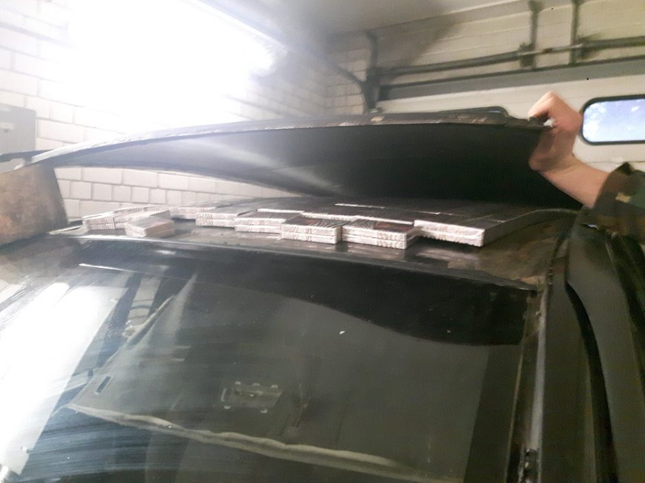 Kontrabanda buvo slepiama dvigubame „Opel Zafira“ dugne ir stoge 