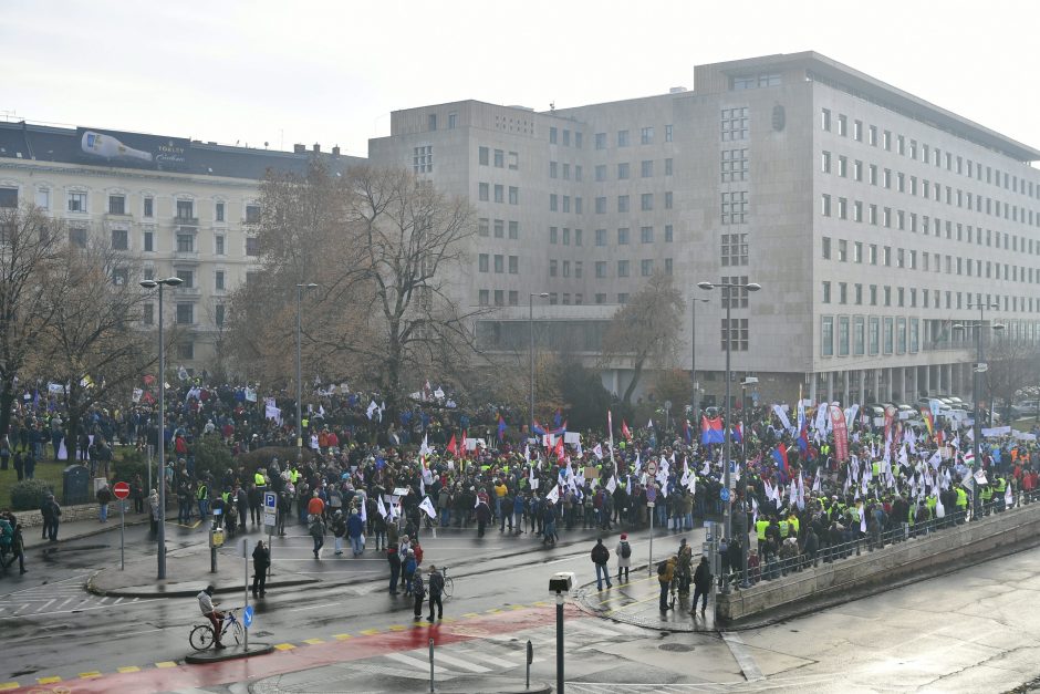 Tūkstančiai vengrų protestuoja dėl naujų viršvalandžių įstatymų