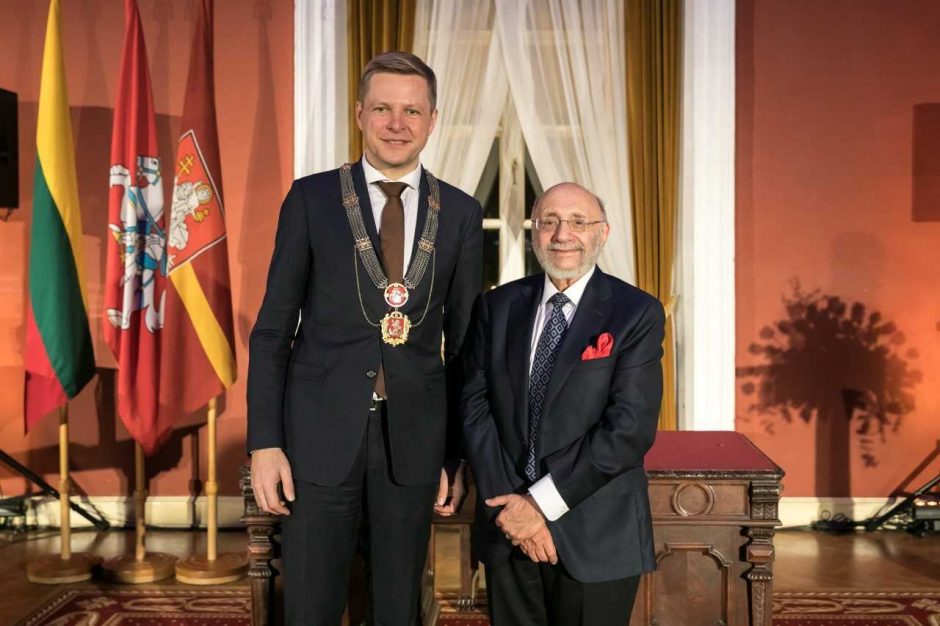 Dailininkui S. Bakui įteiktos Vilniaus garbės piliečio regalijos