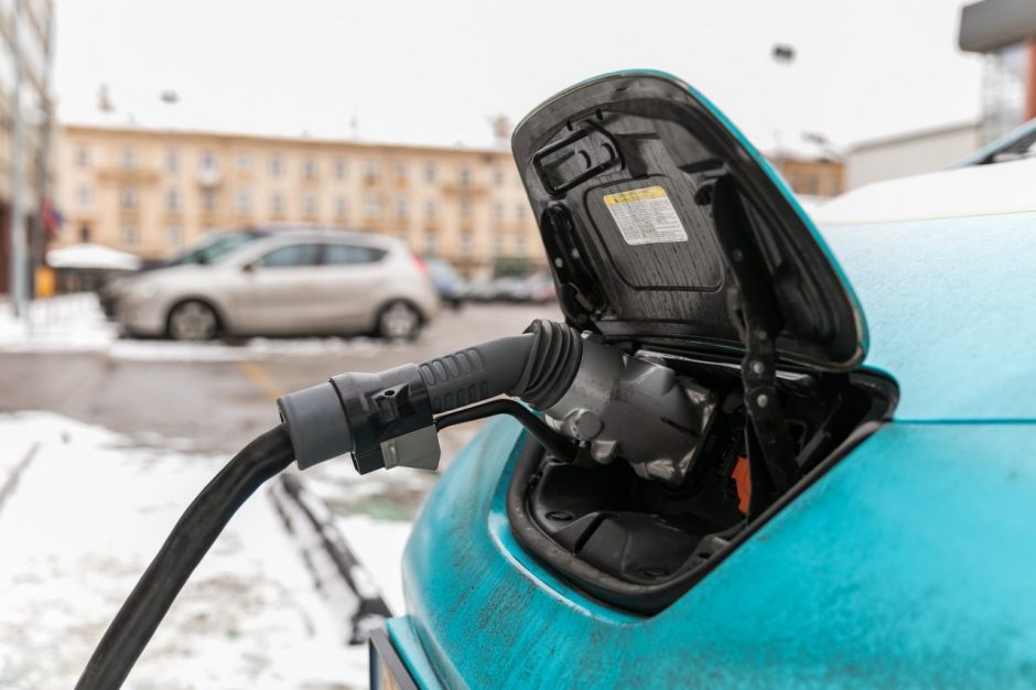 Savivaldybė svarsto leisti EV raidėmis žymėtus elektromobilius parkuoti nemokamai