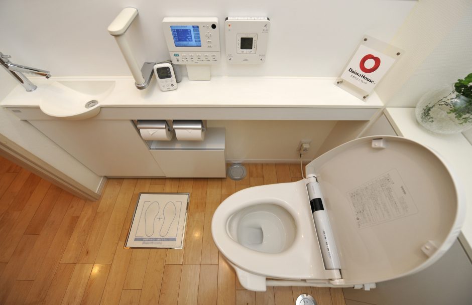 Japonija pasiryžo išvaduoti turistus nuo nepatogumų jos išmaniuosiuose tualetuose
