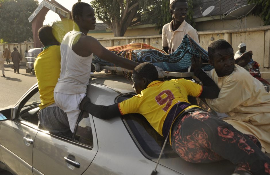 Nigerijoje sprogdinimo ir ginkluoto išpuolio mečetėje aukų skaičius padidėjo iki 120 