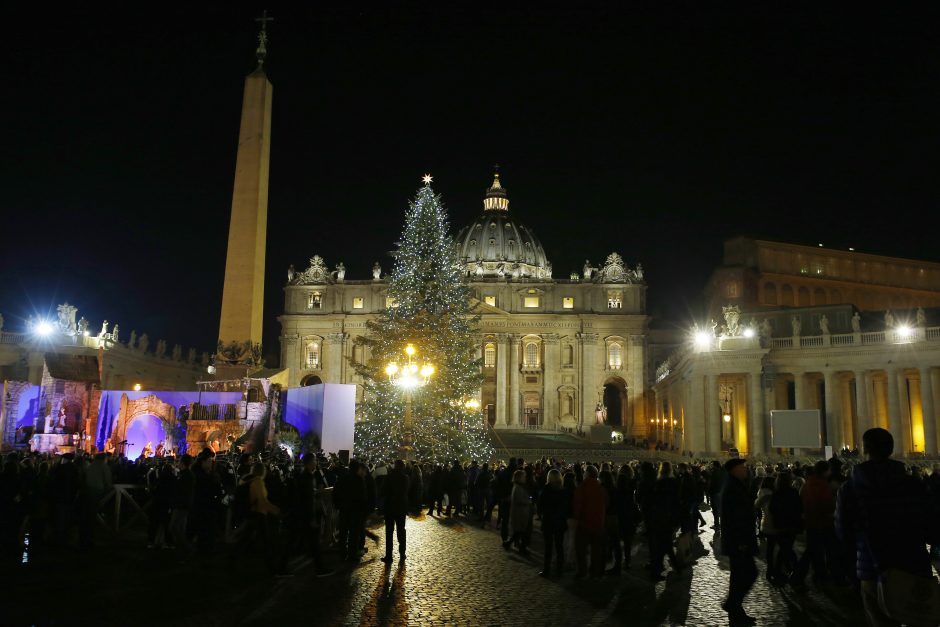 Vatikane uždegtos šventinės Kalėdų vilties ir meilės ugnys