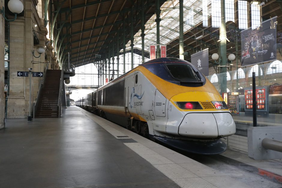 Paryžiaus stotyje į „Eurostar“ traukinį įšokti mėginusį egiptietį nutrenkė elektra