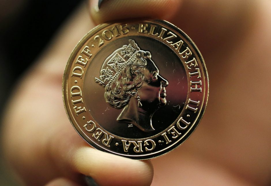Britanijos monetos pasipuoš nauju karalienės Elizabeth II atvaizdu