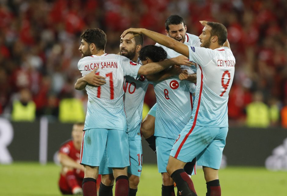 Turkai nukovė Čekijos futbolininkus ir grupėje liko treti