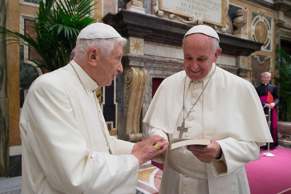 Popiežius emeritas dėkoja Pranciškui už dėmesį gailestingumui