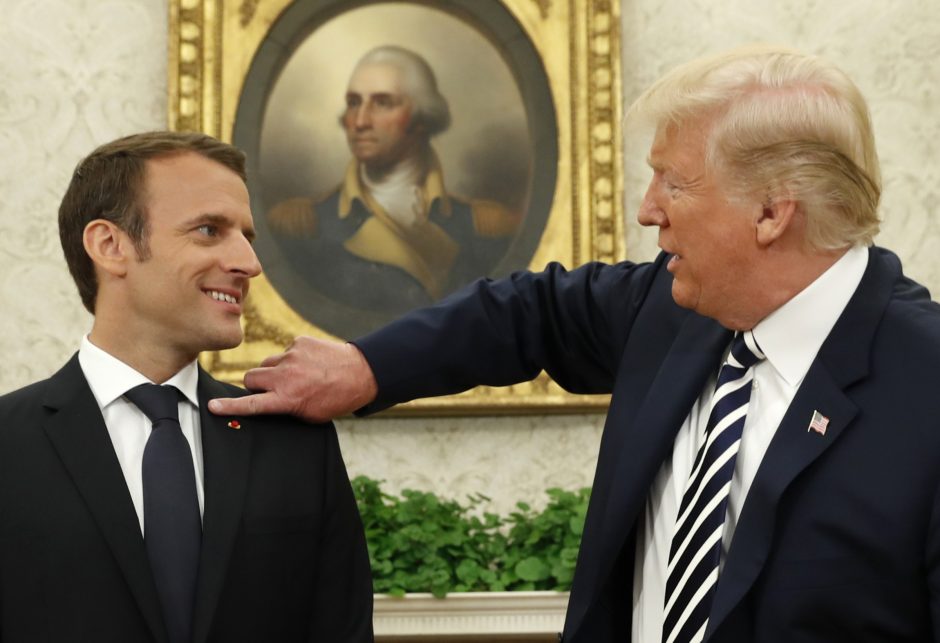 D. Trumpo šou: nubraukė pleiskanas nuo Prancūzijos prezidento kostiumo