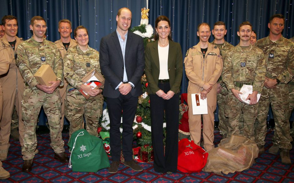 Britanijos princas Williamas su žmona veža kalėdinių dovanų britų kariams Kipre